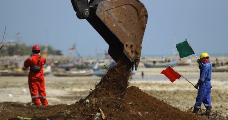 Pekerja menggunakan alat berat untuk pelaksanaan pemulihan (restorasi) garis pantai proyek kilang minyak di Tuban, Jawa Timur, Sabtu (30/11/2019). /ANTARA -Moch Asim/foc.