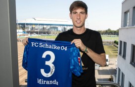 Bek Barcelona Juan Miranda Ingin Terus di Schalke