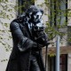 Patung Edward Colston di Inggris Dirobohkan Demonstran