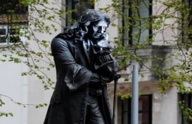 Patung Edward Colston di Inggris Dirobohkan Demonstran