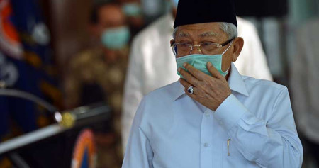 Wakil Presiden Ma'ruf Amin berjalan usai menyampaikan keterangan kepada wartawan tentang penanganan COVID-19 di Graha BNPB, Jakarta, Senin (23/3/2020).  Wapres meminta Majelis Ulama Indonesia (MUI) mengeluarkan fatwa terkait jenazah pasien positif virus corona (COVID-19) yang meninggal dunia. ANTARA FOTO/Aditya Pradana Putra