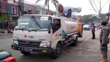 8.276 Kasus Corona DKI, 10 Unit Mobil Gunner PMI Semprotkan Disinfektan di Duren Sawit
