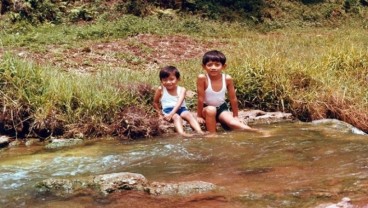 Menggemaskan, Foto AHY dan IBas Kecil Ketika Main di Sungai