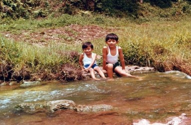 Menggemaskan, Foto AHY dan IBas Kecil Ketika Main di Sungai