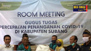 Bea Cukai Purwakarta Bersama PT Daenong Global Salurkan Bantuan APD kepada Pemda Subang