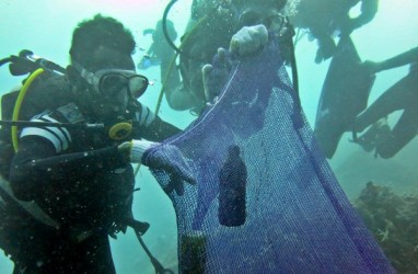 Begini Cara KKP Tangani Sampah Plastik di Laut