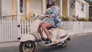 Dior Gandeng Vespa Luncurkan Skuter