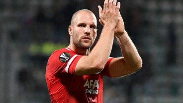 Mantan Bek Timnas Belanda Ron Vlaar Perpanjang Kontrak di AZ