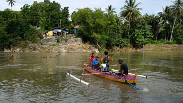 Warga Gunakan Perahu Untuk Menyebrang saat Jembatan Ambruk