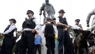 Demo Tolak Rasisme di London Ricuh, Polisi Tahan 100 Orang