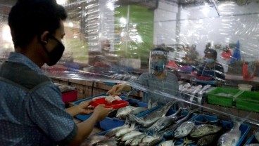 Pembayaran Transaksi di Pasar Kota Surabaya Pakai Nampan