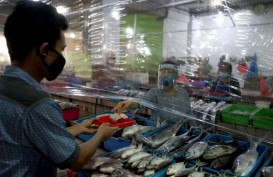 Pembayaran Transaksi di Pasar Kota Surabaya Pakai Nampan