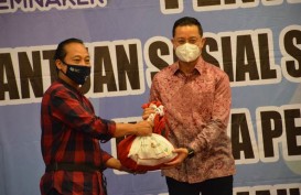 Kemensos Bagikan 164.450 Paket Sembako untuk Korban PHK