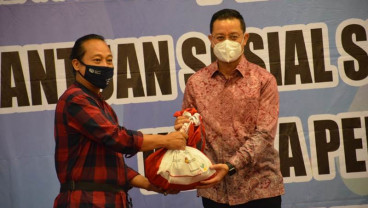 Kemensos Bagikan 164.450 Paket Sembako untuk Korban PHK