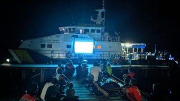 Berantas Destructive Fishing, Kapal Pengawas Disulap Jadi Layar Lebar