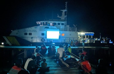 Berantas Destructive Fishing, Kapal Pengawas Disulap Jadi Layar Lebar