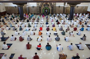 Salat Jumat: Masjid Sunda Kelapa Tak Terapkan Aturan Ganjil Genap Ponsel