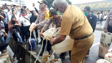 6.061 Liter Miras Ilegal Dimusnahkan, Pabriknya di Tengah Hutan Mimika