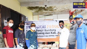 Peduli Korban Bencana Banjir, Bea Cukai Sumbang Ratusan Paket Sembako