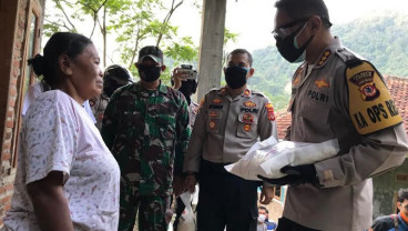 Polisi Ini Sumbangkan Tunjangannya bagi Warga Terdampak Pandemi