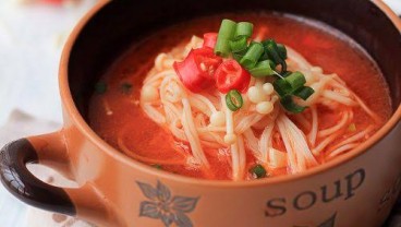 Resep Sup Seafood Pedas Enoki yang Menggoyang Lidah