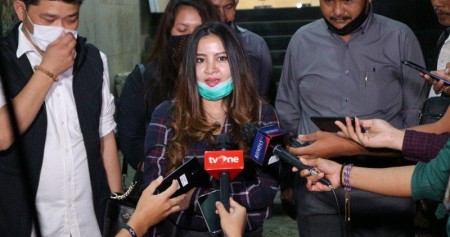 Putri sulung John Refra alias John Kei, Melan Refra (tengah) didampingi oleh kuasa hukum John Kei, Anton Sudanto (kiri), saat menjenguk John Kei di Mapolda Metro Jaya, Jumat (26/6/2020)/Antara-Fianda Rassat