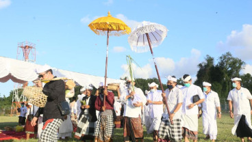 Bandar Udara I Gusti Ngurah Rai Laksanakan Upacara Peneduh Jagat Bali, Mepekelem, & Mebebangkit