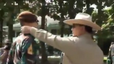 Momen Prabowo Merapikan Kerah Baju Taruna Ganteng Enzo