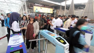 KCI: 500 Penumpang Curang, Naik KRL Lawan Arah Hindari Antrean