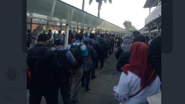 OPERASIONAL KRL JABODETABEK : Kala Antrean Kian Mengular