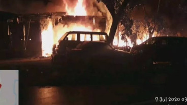 Bakar Sampah Diduga Penyebab Bengkel Mobil di Lenteng Agung Terbakar