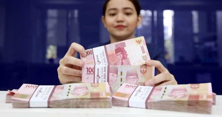 Karyawan menghitung uang pecahan Rp.100.000 di salah satu Bank yang ada di Jakarta, Senin (4/6). Bisnis/Abdullah Azzam