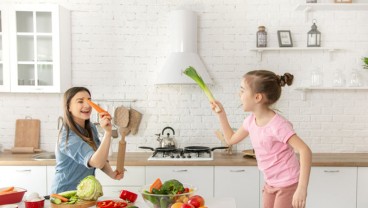 Tips Aman & Menyenangkan Memasak Bersama si Kecil