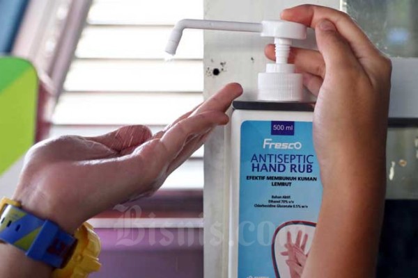 Penumpang menggunakan antiseptik atau hand sanitizer di Halte Harmoni, Jakarta, Selasa (3/3/2020). Bisnis/Eusebio Chrysnamurti