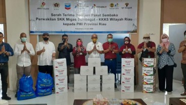 SKK Migas - KKKS Serahkan Paket Sembako ke PWI Riau
