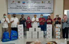 SKK Migas - KKKS Serahkan Paket Sembako ke PWI Riau
