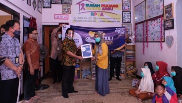 Kanwil DJP Jabar I Serahkan Donasi kepada Dua Yayasan di Bandung