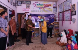 Kanwil DJP Jabar I Serahkan Donasi kepada Dua Yayasan di Bandung