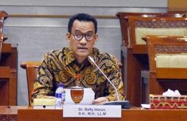 Jokowi Bubarkan 18 Lembaga Negara, Refly Harun: Dimulai dari Tangga Istana 