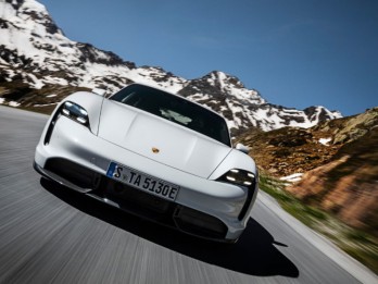 Ilmuwan Sebut Porsche Taycan Mobil Paling Inovatif