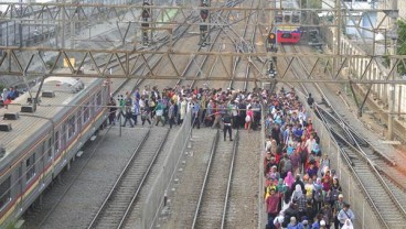 Kapasitas Penumpang KRL Dibatasi, Antrean di Stasiun Tanah Abang Mengular