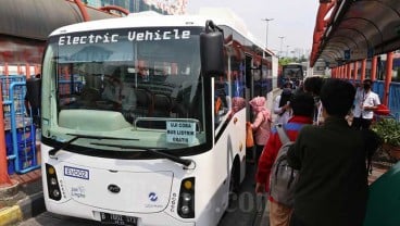 Demo Tolak RUU Cipta Kerja di DPR, Transjakarta Setop dan Alihkan Rute