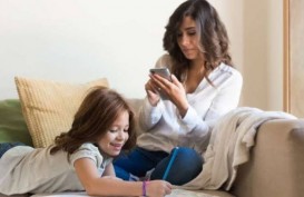 Penelitian Ungkap Bermain Ponsel di Depan Anak Tidak Selalu Buruk