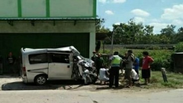 Bus Ngotot Salip Truk, Adu Banteng dengan Gran Max di Jl Solo-Grobogan