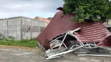 Atap Gedung Sekolah Taman Kanak-kanak Terbang Tertiup Angin Puting Beliung