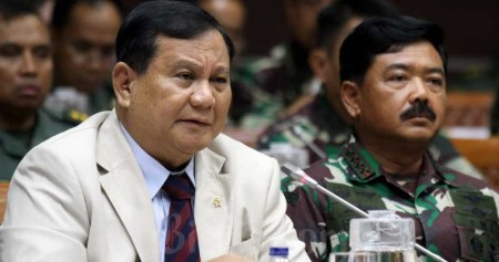 Menteri Pertahanan Prabowo Subianto (kiri) didampingi Panglima TNI Marsekal Hadi Tjahjanto saat mengikuti rapat kerja dengan Komisi I DPR di kompleks parlemen, Jakarta, Senin (20/1/2020). Bisnis/Arief Hermawan P