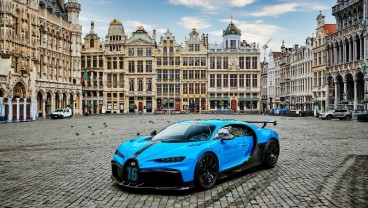 Bugatti Chiron Pur Sport Mejeng di Pusat Kota Eropa