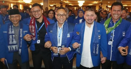 Arsip Foto- Ketua Umum Partai Amanat Nasional (PAN) Zulkifli Hasan (tengah) berfoto bersama dengan Ketua Majelis Kehormatan Amien Rais (kiri), politikus PAN Hanafi Rais (kedua kiri), Asman Abnur (kanan), dan Mulfachri Harahap (kedua kanan) saat hadir pada acara Rakernas V PAN di Jakarta, membahas pelaksanaan Kongres PAN./Antara