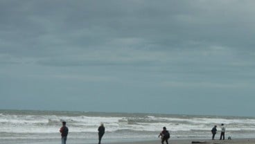 Menapaki Pesisir Panjang di Pantai Panjang