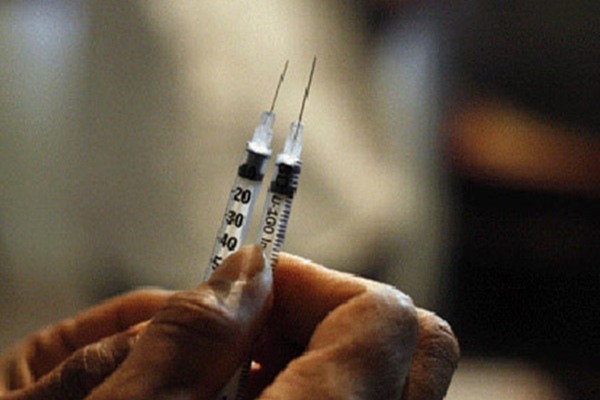 Vaksin virus corona disuntikkan ke dalam  tubuh ilmuwan.Ilustrasi/Reuters